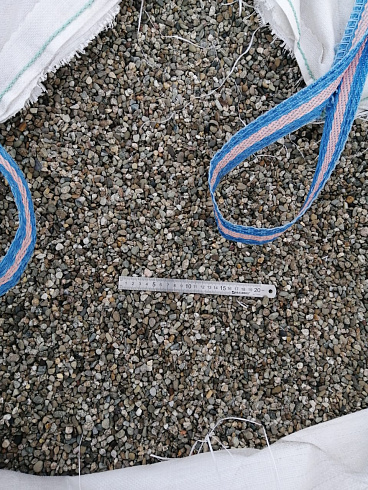 Kamenclub.ru: Галька речная окат (серая) фр.3-5 мм купить  в Оренбурге галька речная серая бежевый темно-серый окатанный речной камень округлый 9500 руб/т   фото КАМЕНЬ КЛУБ