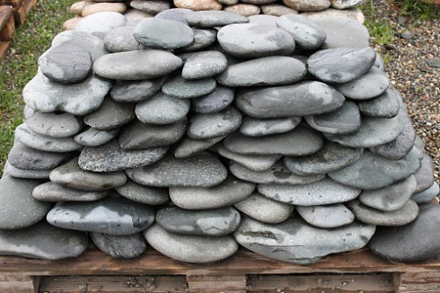 Kamenclub.ru: Галька речная плоская (темно-серая) фр. 100-200-300 мм. купить  в Оренбурге галька речная плоская темно-серый, серый, синий речной галечник плоский 9000 руб/т   фото КАМЕНЬ КЛУБ