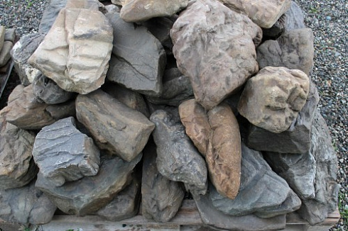 Kamenclub.ru: Песчаник декоративный ландшафтный (фр. 300-500 мм)  купить в Оренбурге песчаник желтый рыжий серый зеленый валун речной окатанный природный песчаника 4 500 руб/т   фото КАМЕНЬ КЛУБ