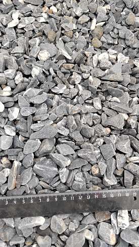 Kamenclub.ru: Щебень галтованный черный (мрамор) фр.10-20 мм.  купить в Оренбурге мрамор черный с белыми прожилками, черный, белый окатанный округлый ландшафтный декоративный щебень 15000 руб/т   фото КАМЕНЬ КЛУБ