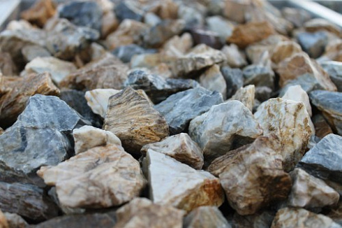 Kamenclub.ru: Мраморная крошка (щебень крошка медовый) фр. 20-40 мм.  купить в Оренбурге мрамор бежевый рыжий желтый ландшафтная мраморная крошка 12000 руб/т   фото КАМЕНЬ КЛУБ