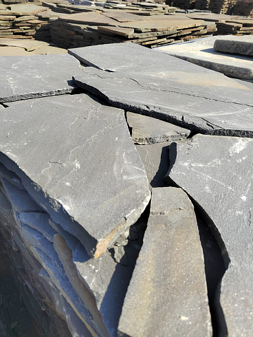 Kamenclub.ru: Песчаник пластушка светло-серый (3,0 см)  купить в Оренбурге песчаник светло-серый, серый песчаник рваный ландшафтный колотый 13800 руб/м3   фото КАМЕНЬ КЛУБ