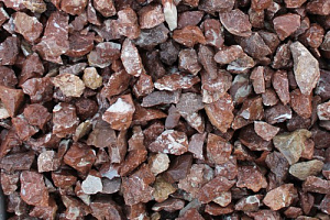 Kamenclub.ru: Мраморная крошка (щебень крошка розовый) фр. 40-70 мм.  купить в Оренбурге мрамр розовый, красный мраморный декоративный 11000 руб/т   фото КАМЕНЬ КЛУБ