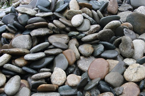 Kamenclub.ru: Галька речная плоская (ассорти) фр. 100-200-300 мм купить  в Оренбурге галька галечник природный серый, белый темно-серый синий рыжий светло-серый природная галька плоская крупная 8000 руб/т   фото КАМЕНЬ КЛУБ