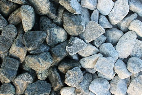 Kamenclub.ru: Щебень галтованный зеленый (змеевик) фр. 50-100 мм.  купить в Оренбурге галтовка мраморная зеленый, салатовый мрамор 12 500 руб/т   фото КАМЕНЬ КЛУБ