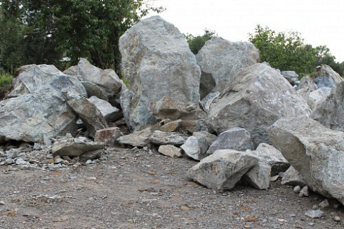 Kamenclub.ru: Змеевик скальник фр. 500-1500 мм.  купить в Оренбурге змеевик зеленый серый черный глыба скальная колотая 7500 руб/т   фото КАМЕНЬ КЛУБ