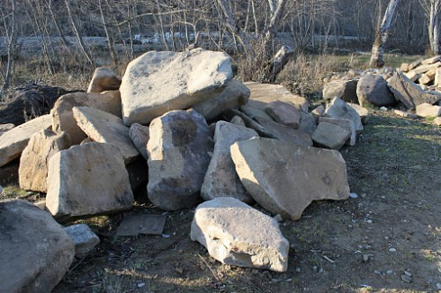 Kamenclub.ru: Песчаник плиты - плахи - пошаговые дорожки (фр. 70-150 мм)  купить в Оренбурге песчаник серый бежевый желтый зеленый колотый песчаник строительный 6500 руб/т   фото КАМЕНЬ КЛУБ