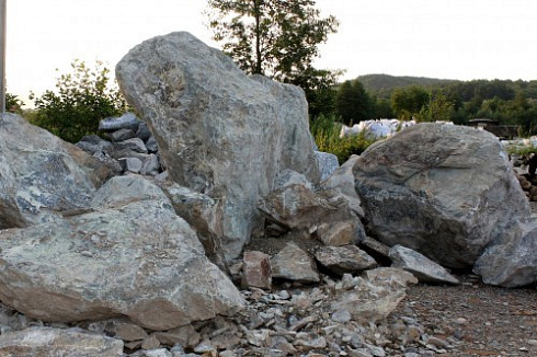 Kamenclub.ru: Змеевик скальник фр. 500-1500 мм.  купить в Оренбурге змеевик зеленый серый черный глыба скальная колотая 7500 руб/т   фото КАМЕНЬ КЛУБ