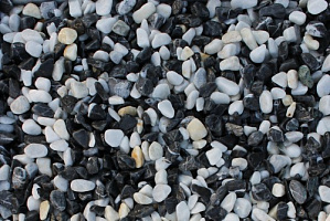 Kamenclub.ru: Мраморная крошка (щебень галтованный микс:белый-черный) фр.10-20 мм.  купить в Оренбурге мрамор белый, черный окатанные округлые декоративные ландшафтные камни щебня 15500 руб/т   фото КАМЕНЬ КЛУБ