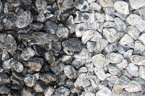 Kamenclub.ru: Щебень галтованный черный (мрамор) фр.20-40 мм.  купить в Оренбурге мрамор черный с белыми прожилками мрамор окатанный округлый 15000 руб/т   фото КАМЕНЬ КЛУБ