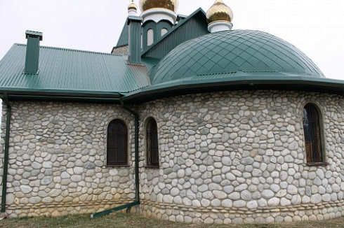 Kamenclub.ru: Галька речная плоская (бело-серая) фр. 100-200-300 мм. купить  в Оренбурге галька речная плоская серый, белый, бело-серый, серо-белый речная галька плоская  9000 руб/т   фото КАМЕНЬ КЛУБ