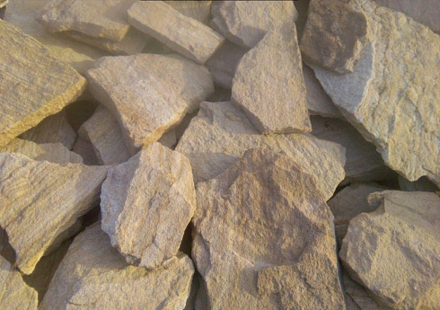 Kamenclub.ru: Песчаник пластушка "фонтанка" желтая (3,0 - 5,0 см)  купить в Оренбурге песчаник желтая, рыжий, желтый песчаник колотый рваный со сколом облицовочный 16200 руб/м3   фото КАМЕНЬ КЛУБ