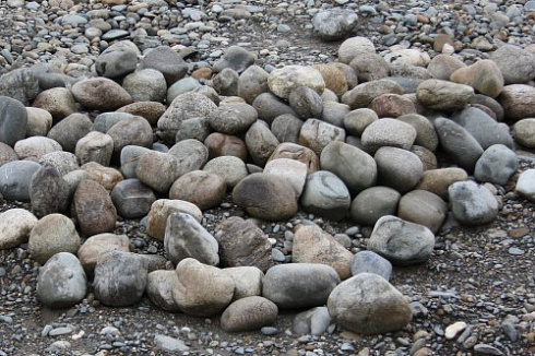 Kamenclub.ru: Речной валун (Ассорти) фр.100-300 мм.  купить в Оренбурге галечник серый, темно-серый, светло-серый речная галька крупных размеров 4200 руб/т   фото КАМЕНЬ КЛУБ