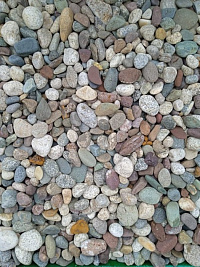 Kamenclub.ru: Галька горная речная окат (цветная) фр. 20-40 мм. купить  в Оренбурге галька речная серый синий бежевый белый окатанная речная галька ландшафтная 6800 руб/т   фото КАМЕНЬ КЛУБ