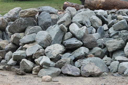 Kamenclub.ru: Гранит скальник (серо-зеленый) фр. 100-500 мм.  купить в Оренбурге гранит зеленый, серый, салатовый крупный ландшафтный валун 6 000 руб/т   фото КАМЕНЬ КЛУБ