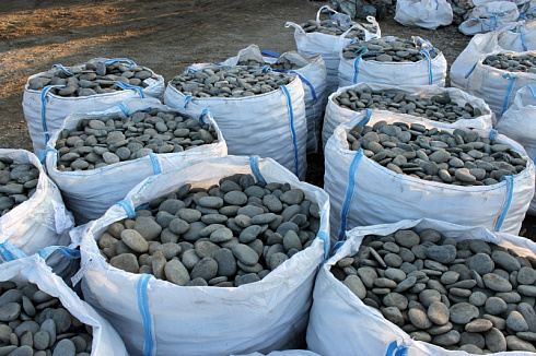 Kamenclub.ru: Галька речная плоская (ассорти) фр. 100-200-300 мм. купить  в Оренбурге галька плоская разноцветная серый белый темно-серый синий речная галька ландшафтная 8000 руб/т   фото КАМЕНЬ КЛУБ