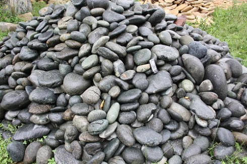 Kamenclub.ru: Темно-серый валунчик фр.100-300 мм.  купить в Оренбурге крупный природный камень серый, темно-серый, светло-серый речная галька большого размера окатанная 4500 руб/т   фото КАМЕНЬ КЛУБ