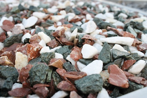 Kamenclub.ru: Мраморная крошка (щебень крошка микс: белый-зеленый-розовый) фр. 10-20 мм.  купить в Оренбурге мрамор белый, зеленый, розовый декоративный ландшафтный колотый щебень 12000 руб/т   фото КАМЕНЬ КЛУБ