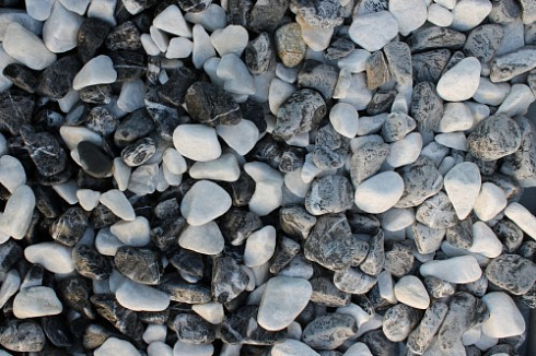 Kamenclub.ru: Мраморная крошка (щебень галтованный микс:: белый-черный) фр.20-40 мм  купить в Оренбурге мрамор белый, черный мраморный галтованный щебень 15500 руб/т   фото КАМЕНЬ КЛУБ