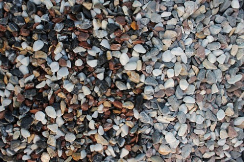 Kamenclub.ru: Мраморная крошка (щебень галтованный микс:белый-черный-розовый-медовый) фр.10-20 мм.  купить в Оренбурге мрамор белый, медовый, черный, розовый мраморный декоративный ландшафтный окатанный округлый галтованный щебень 15500 руб/т   фото КАМЕНЬ КЛУБ