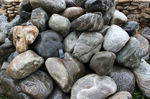 Kamenclub.ru: Речной валун Кабанчик фр.300-500 мм.  купить в Оренбурге крупный природный камень галька серый, темно-серый речной валун галечник масштабный 7000 руб/т   фото КАМЕНЬ КЛУБ