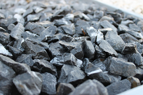 Kamenclub.ru: Щебень крошка черный (мрамор) фр. 5-10 мм.  купить в Оренбурге мрамор черный с белыми прожилками, черный, белый мраморная крошка декоративная ландшафтная 11000 руб/т   фото КАМЕНЬ КЛУБ