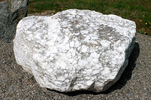 Kamenclub.ru: Мраморизированный известняк фр.500-1500 мм.  купить в Оренбурге    10000 руб/т   фото КАМЕНЬ КЛУБ