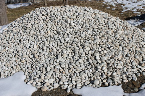 Kamenclub.ru: Галька речная окат (серо-белая) фр. 70-120 мм купить  в Оренбурге галька галечник бело-серая, серо-белая, серая, белая речная природная галька  8000 руб/т   фото КАМЕНЬ КЛУБ