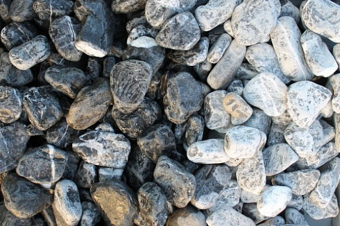 Kamenclub.ru: Щебень галтованный черный (мрамор) фр. 50-100 мм.  купить в Оренбурге мрамор черный с белыми прожилками щебень ландшафтный мраморный 15000 руб/т   фото КАМЕНЬ КЛУБ