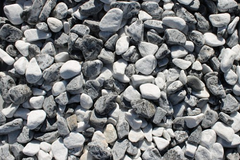 Kamenclub.ru: Мраморная крошка (щебень галтованный микс:: белый-черный) фр.20-40 мм  купить в Оренбурге мрамор белый, черный мраморный галтованный щебень 15500 руб/т   фото КАМЕНЬ КЛУБ