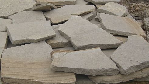 Kamenclub.ru: Песчаник пластушка светло-серый (2,0 см)  купить в Оренбурге плитняк- ластушка светло-серый, серый рваный ландшафтный плитняк колотый 13800 руб/м3   фото КАМЕНЬ КЛУБ