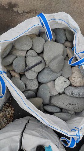 Kamenclub.ru: Галька речная плоская (темно-серая) фр. 70-150 мм. купить  в Оренбурге галечник природный темно-серый серый синий речная плоская природная окатанная  9000 руб/т   фото КАМЕНЬ КЛУБ