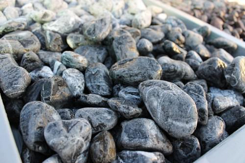 Kamenclub.ru: Щебень галтованный черный (мрамор) фр.20-40 мм.  купить в Оренбурге мрамор черный с белыми прожилками мрамор окатанный округлый 15000 руб/т   фото КАМЕНЬ КЛУБ