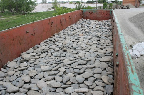 Kamenclub.ru: Галька речная плоская (ассорти) фр. 100-200-300 мм. купить  в Оренбурге галька плоская разноцветная серый белый темно-серый синий речная галька ландшафтная 8000 руб/т   фото КАМЕНЬ КЛУБ