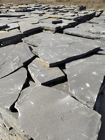 Kamenclub.ru: Песчаник пластушка светло-серый (2,0 см)  купить в Оренбурге плитняк- ластушка светло-серый, серый рваный ландшафтный плитняк колотый 13800 руб/м3   фото КАМЕНЬ КЛУБ