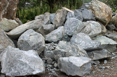 Kamenclub.ru: Змеевик скальник фр. 500-1500 мм.  купить в Оренбурге змеевик зеленый серый черный глыба скальная колотая 7500 руб/т   фото КАМЕНЬ КЛУБ