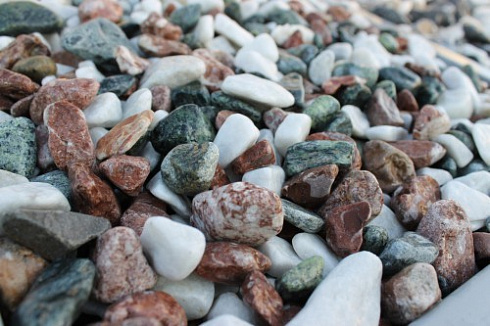 Kamenclub.ru: Мраморная крошка (щебень галтованный микс:белый-зеленый-розовый) фр.20-40 мм.  купить в Оренбурге мрамор белый, зеленый, розовый мрамор декоративный (галтовка) 15500 руб/т   фото КАМЕНЬ КЛУБ