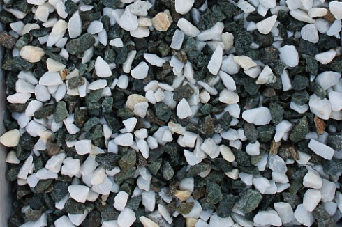Kamenclub.ru: Мраморная крошка (щебень крошка микс: белый-зеленый) фр. 10-20 мм.  купить в Оренбурге мрамор белый, зеленый каменная ландшафтная декоративная крошка щебня 9500 руб/т   фото КАМЕНЬ КЛУБ