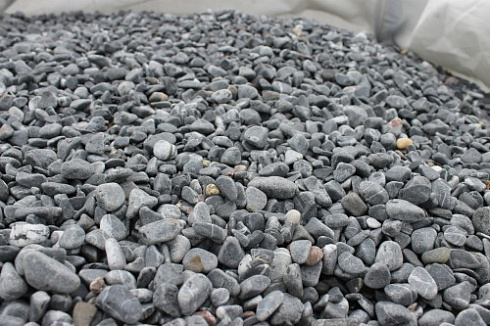 Kamenclub.ru: Щебень галтованный черный (мрамор) фр.10-20 мм.  купить в Оренбурге мрамор черный с белыми прожилками, черный, белый окатанный округлый ландшафтный декоративный щебень 15000 руб/т   фото КАМЕНЬ КЛУБ