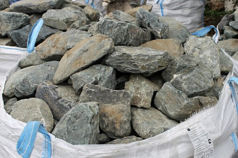 Kamenclub.ru: Гранит скальник (серо-зеленый) фр. 100-500 мм.  купить в Оренбурге гранит зеленый, серый, салатовый крупный ландшафтный валун 6 000 руб/т   фото КАМЕНЬ КЛУБ