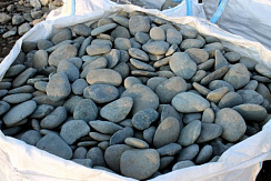 Kamenclub.ru: Галька речная плоская (темно-серая) фр. 100-200-300 мм. купить в Оренбурге галька речная плоская темно-серый, серый, синий речной галечник плоский 9000 руб/т   фото КАМЕНЬ КЛУБ