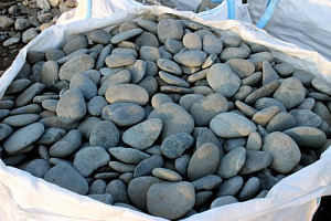 Kamenclub.ru: Галька речная плоская (темно-серая) фр. 100-200-300 мм. купить в Оренбурге галька речная плоская темно-серый, серый, синий речной галечник плоский 9000 руб/т   фото КАМЕНЬ КЛУБ