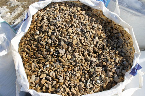 Kamenclub.ru: Щебень крошка желтый (песчаник) фр. 20-40 мм.  купить в Оренбурге песчаник бежевый рыжий каменная крошка песчаника 9500 руб/т   фото КАМЕНЬ КЛУБ