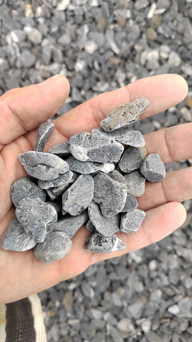 Kamenclub.ru: Щебень галтованный черный (мрамор) фр.10-20 мм.  купить в Оренбурге мрамор черный с белыми прожилками, черный, белый окатанный округлый ландшафтный декоративный щебень 15000 руб/т   фото КАМЕНЬ КЛУБ