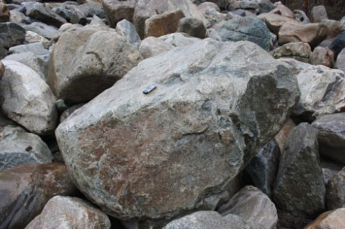 Kamenclub.ru: Гранит скальник (серо-зеленый) фр. 500-1500 мм.  купить в Оренбурге гранит мрамор  серый зеленый темно-серый глыба скальная колотая ландшафтная 7 500 руб/т   фото КАМЕНЬ КЛУБ