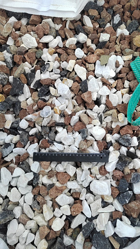 Kamenclub.ru: Мраморная крошка (щебень крошка микс : белый-черный-розовый) фр. 20-40 мм.  купить в Оренбурге мрамор белый, черный, розовый декоративная ландшафтная крошка 12000 руб/т   фото КАМЕНЬ КЛУБ