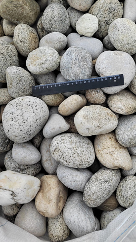 Kamenclub.ru: Галька речная окат (серо-белая) фр. 70-120 мм купить  в Оренбурге галька галечник бело-серая, серо-белая, серая, белая речная природная галька  8000 руб/т   фото КАМЕНЬ КЛУБ
