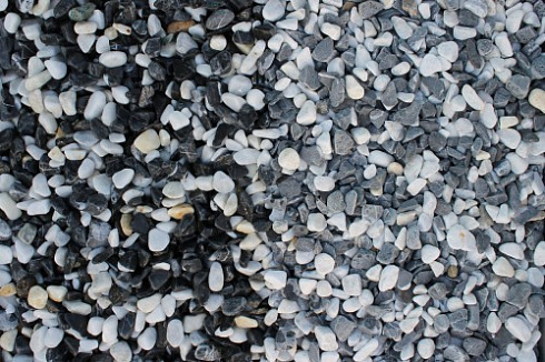 Kamenclub.ru: Мраморная крошка (щебень галтованный микс:белый-черный) фр.10-20 мм.  купить в Оренбурге мрамор белый, черный окатанные округлые декоративные ландшафтные камни щебня 15500 руб/т   фото КАМЕНЬ КЛУБ