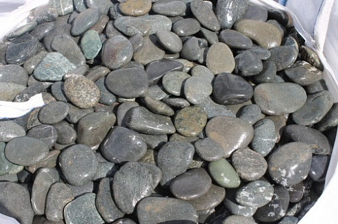 Kamenclub.ru: Галька речная плоская (темно-серая) фр. 100-200-300 мм. купить  в Оренбурге галька речная плоская темно-серый, серый, синий речной галечник плоский 9000 руб/т   фото КАМЕНЬ КЛУБ