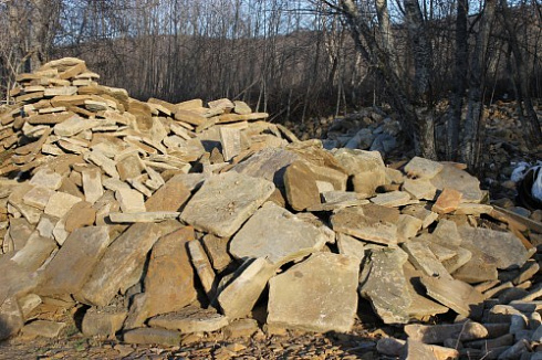 Kamenclub.ru: Песчаник плиты - плахи - пошаговые дорожки (фр. 70-150 мм)  купить в Оренбурге песчаник серый бежевый желтый зеленый колотый песчаник строительный 6500 руб/т   фото КАМЕНЬ КЛУБ